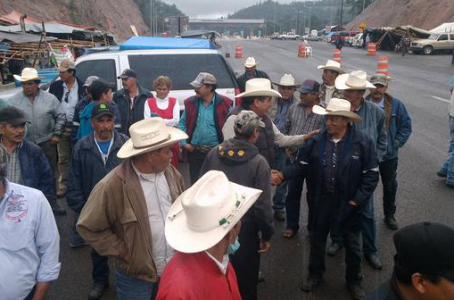 Cumple 95 días toma de autopista Durango-Mazatlán