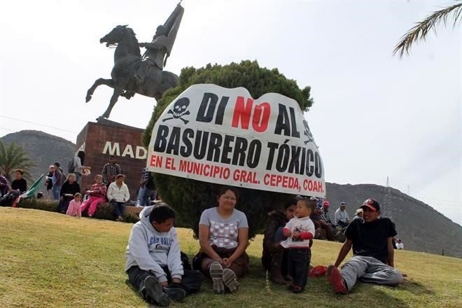 Un grupo de manifestantes llegó ayer a la capital de Coahuila luego de tres días de marcha en contra del Cimari que se construye en General Cepeda. Foto: Rolando Chacón.
