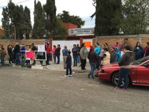 Manifestación. Padres de familia de la primaria Vicente Guerrero, respaldan a sus maestros que no se evaluaron.