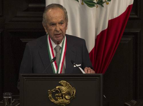 El empresario Alberto Bailleres, al momento de recibir la medalla Belisario Domínguez en el Senado, el pasado 12 de noviembre. Foto Marco Peláez