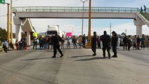 De nueva cuenta vecinos de la colonia Jesús Aguilera Luna bloquearon la carretera Matamoros-Saltillo. (El Siglo de Torreón)