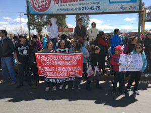 Postura. Algunas escuelas mandaron a hacer sus pancartas para protestar en contra de la Reforma.