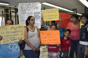 Inconformes. Madres de familia acuden a la Subsecretaría de Educación a manifestarse en apoyo a maestros contra la reforma.