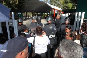 “No se vale y es increíble que hayan llevado perros los policías, cuando no somos delincuentes” sostuvo Montes Hernández.