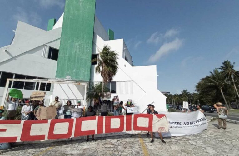 Ambientalistas “clausuran” las oficinas de Semarnat tras calificarla de ecocida (Quintana Roo)