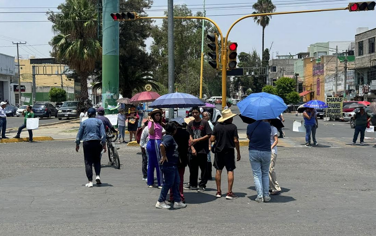 Bloquean otra vez la avenida Adolfo López Mateos para exigir agua potable (Estado de México)