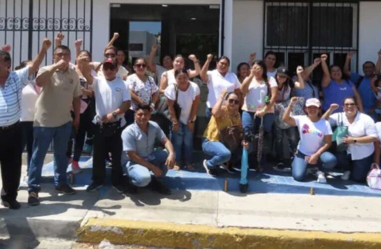 Más de 300 maestros protestan en la Secretaría de Educación en Mérida; exigen aumento salarial (Yucatán)