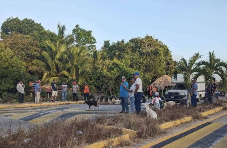 Ejidatarios Vuelven a Bloquear la Carretera Chetumal-Vía Corta a Mérida (Quintana Roo)