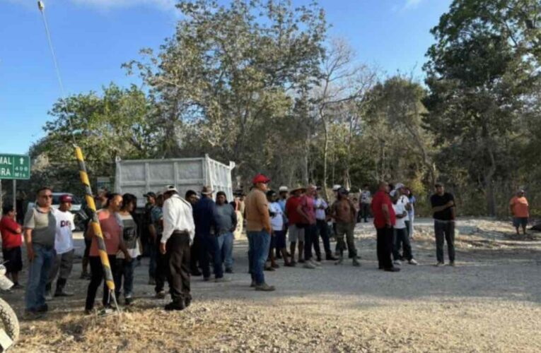 Surgen protestas por doquier: Bloquean pobladores acceso a Akumal; exigen a la Federación reparación de calles dañadas por obras del Tren Maya (Quintana Roo)