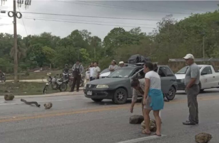 Habitantes de El Cerrito bloquean la carretera Escárcega-Champotón por falta de luz (Campeche)