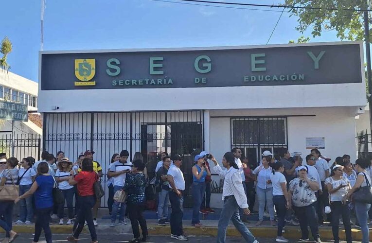 Así se vivió la protesta de maestros en el Aeropuerto Internacional de Mérida (Yucatán)