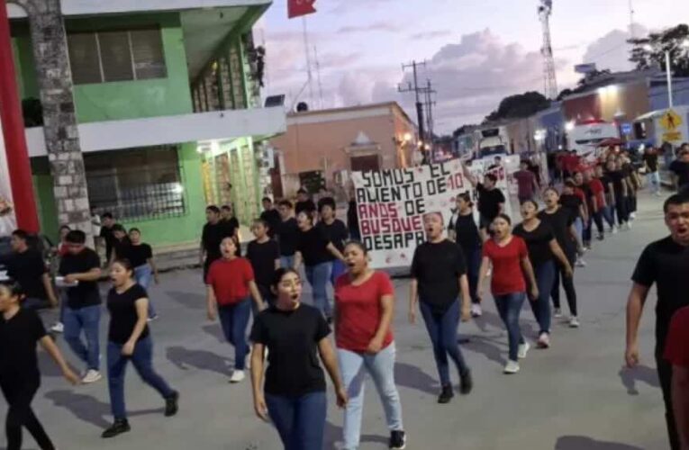 Normalistas de Hecelchakán marchan por los 43 desaparecidos a 10 años de Ayotzinapa (Campeche)