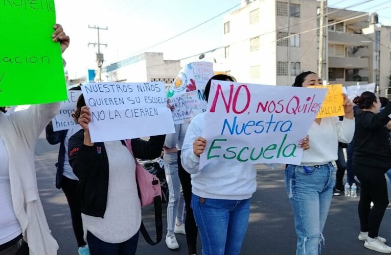 Protestan padres por cierre de escuela en Celaya; acusan que construirán una guardería