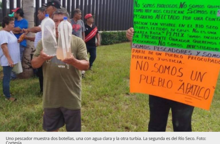 Pescadores protestan frente a Refinería de Dos Bocas por contaminación del Río Seco (Tabasco)