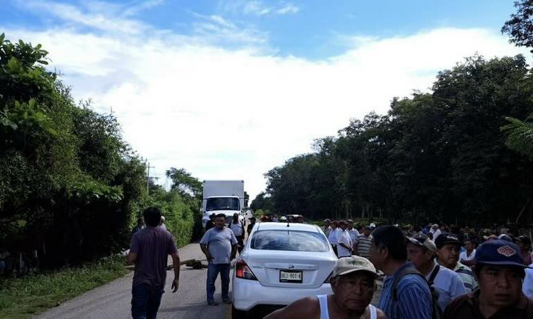 Ejidatarios de Tihosuco bloquean carretera para exigir pago de tierras (Quintana Roo)