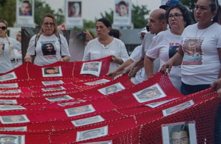 Nos faltan manos en las marchas para cargar las fotografías de nuestros desaparecidos (Colima)